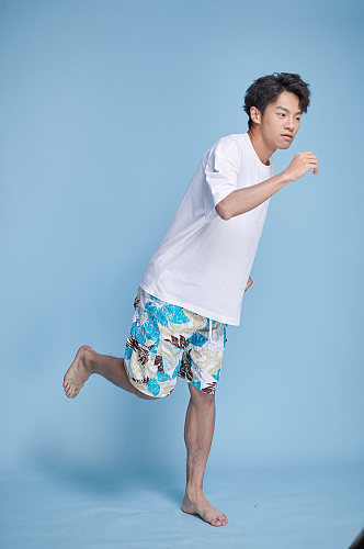 夏日夏季男生跑步姿势泳装人物摄影图