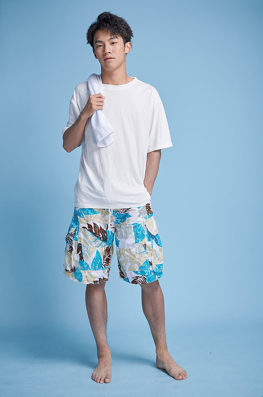 夏日夏季男生运动毛巾擦汗泳装人物摄影图
