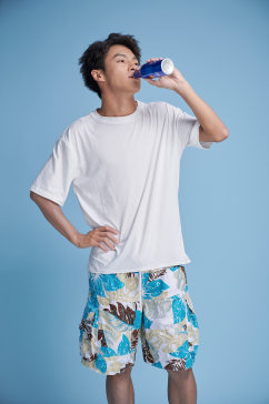 夏日夏季男生喝啤酒泳装人物摄影图