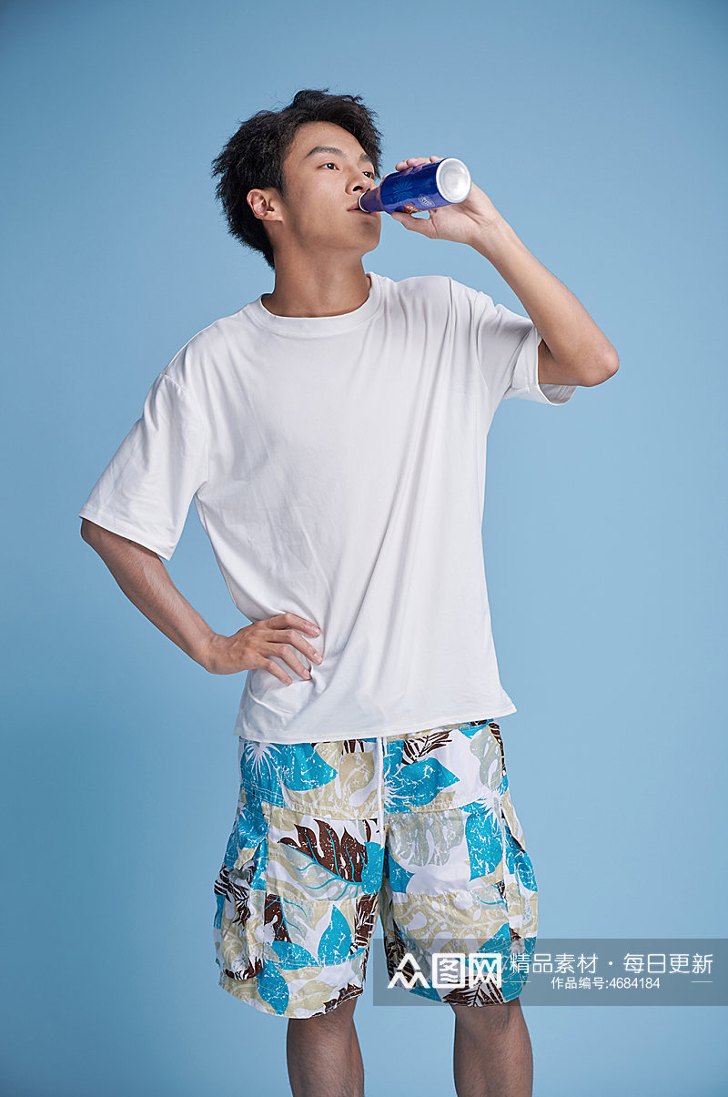 夏日夏季男生喝啤酒泳装人物摄影图素材