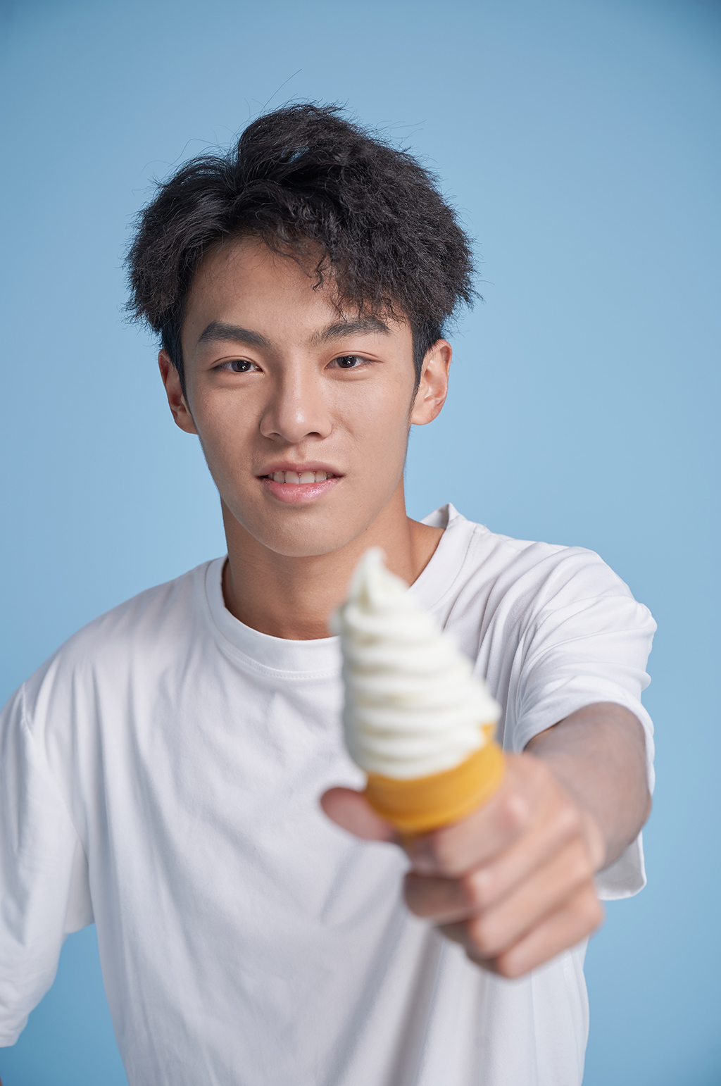 夏日夏季男生吃雪糕人物攝影圖素材