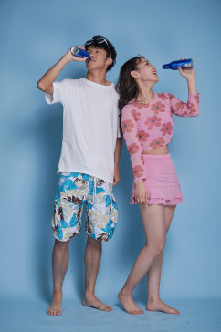夏日夏季啤酒喝饮料男女人物情侣摄影图