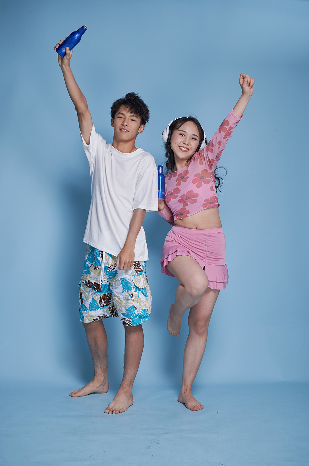 音樂啤酒節(jié)夏日海灘夏季男女組合人物攝影圖素材