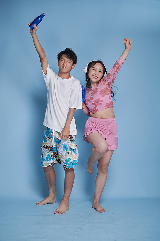 音樂啤酒節(jié)夏日海灘夏季男女組合人物攝影圖