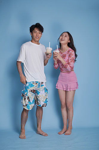 夏日夏季男女组合情侣喝奶茶人物摄影图