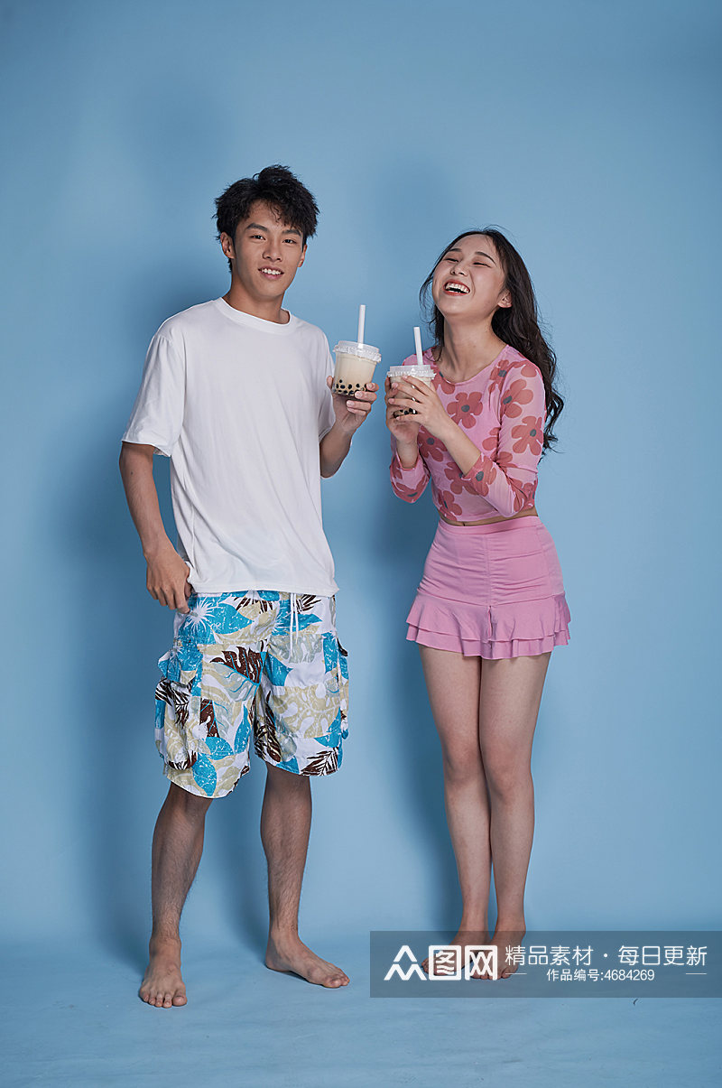 夏日夏季男女组合情侣喝奶茶人物摄影图素材