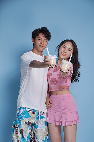 夏日夏季男女组合情侣喝奶茶人物摄影图