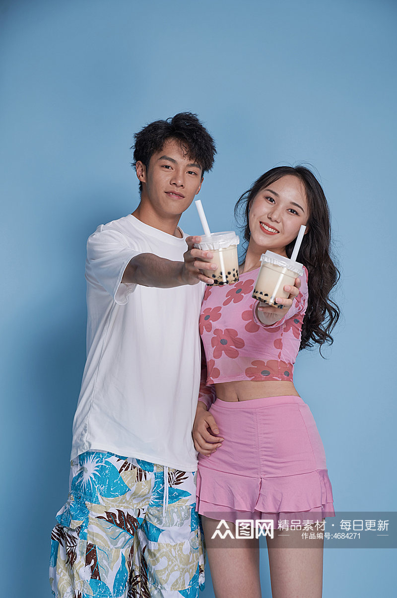夏日夏季男女组合情侣喝奶茶人物摄影图素材
