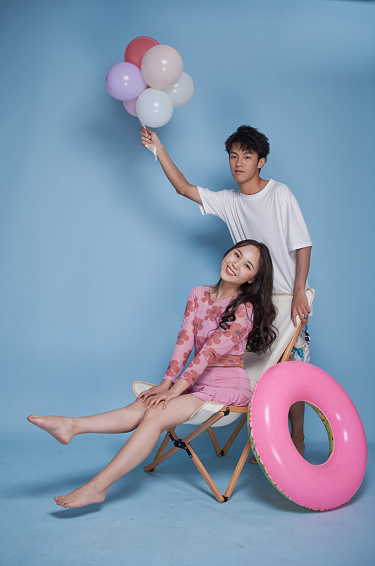 夏日海滩夏季男女组合泳装人物摄影图