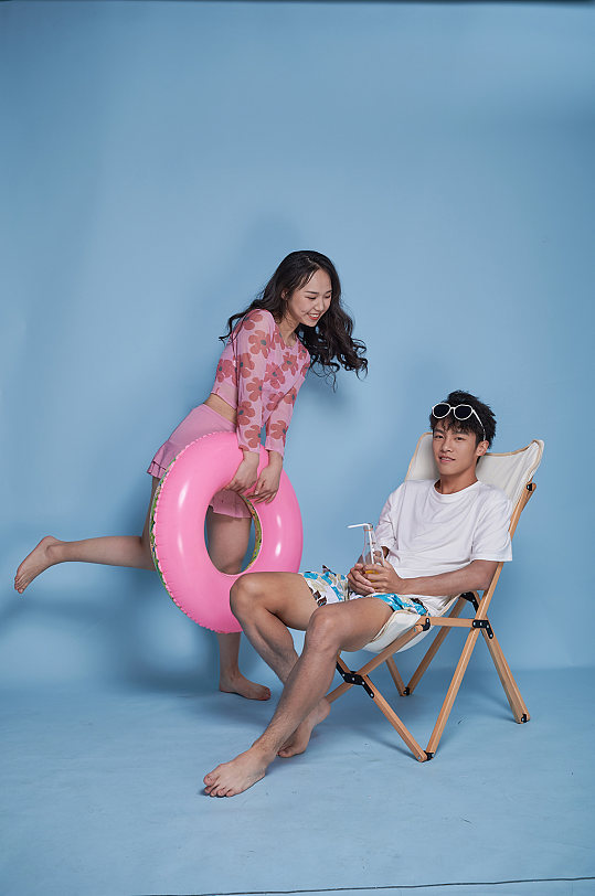 夏日夏季男女组合情侣泳装人物泳圈摄影图