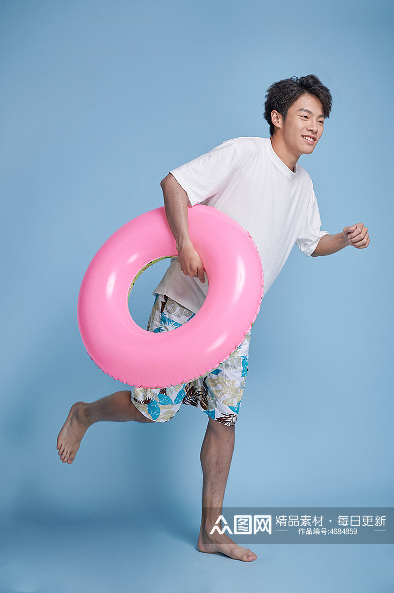 海边男生夏日夏季泳装人物摄影图精修素材