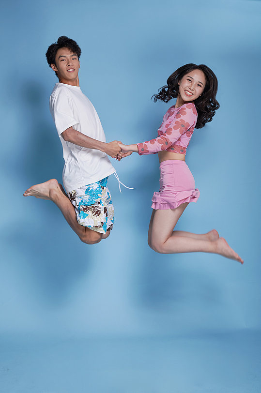 男女情侣跳跃夏日夏季泳装人物摄影图精修