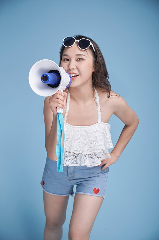 清凉夏日夏季女生泳装人物拿喇叭摄影图精修