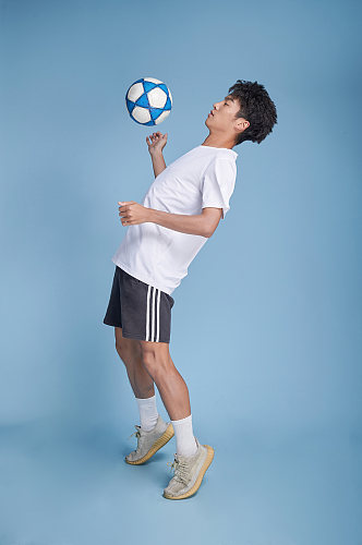 体育运动踢足球男生健身人物摄影图精修