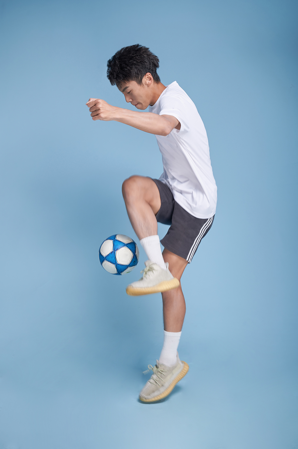 体育运动踢足球男生健身人物摄影图精修