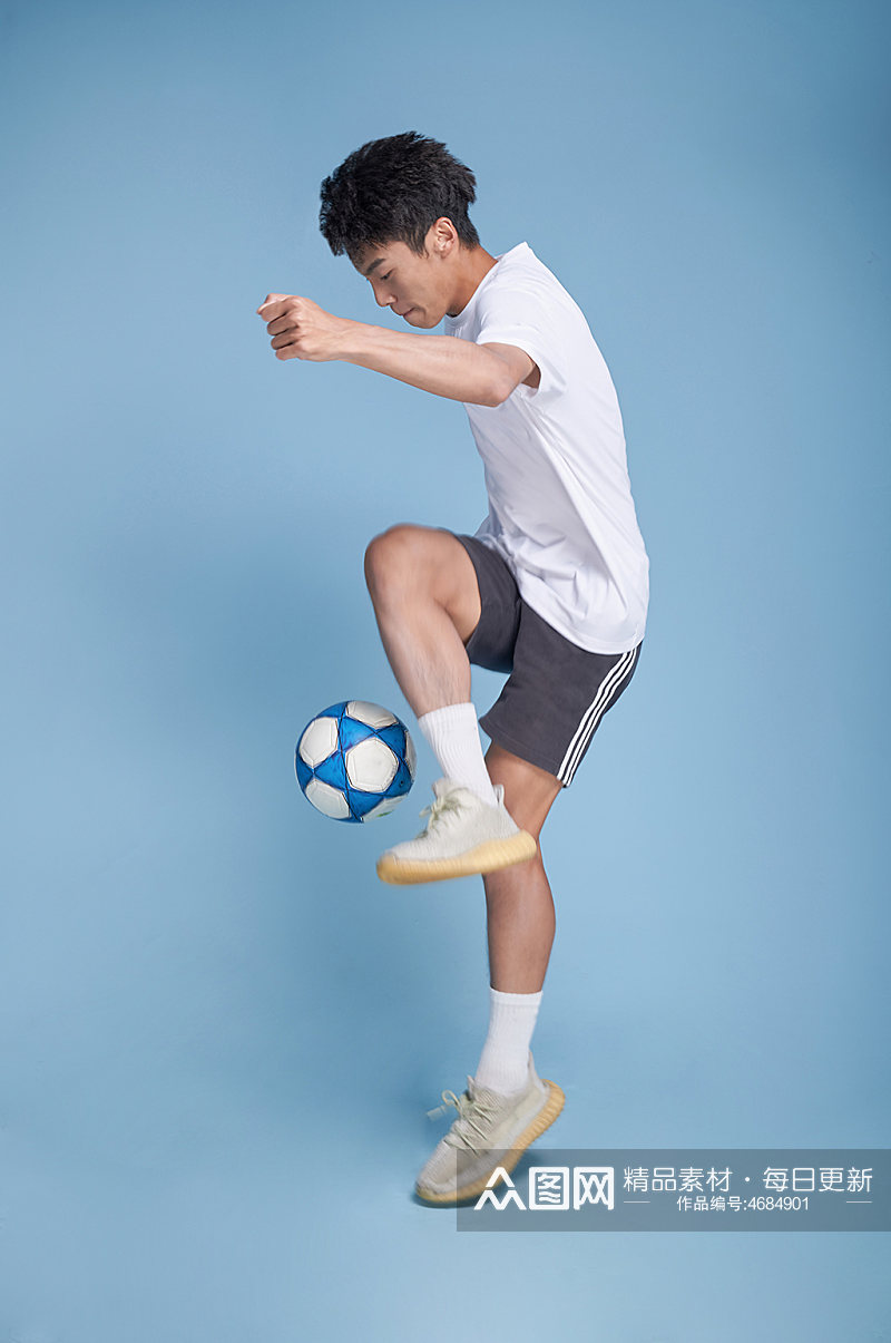体育运动踢足球男生健身人物摄影图精修素材