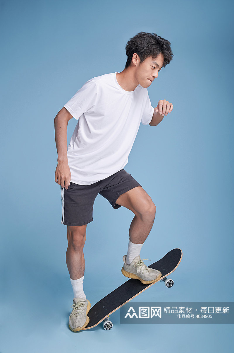 街头体育运动玩滑板男生人物摄影图精修素材