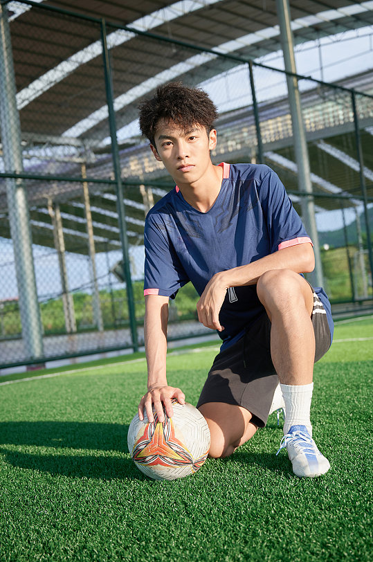体育运动足球馆踢足球男生人物摄影图精修