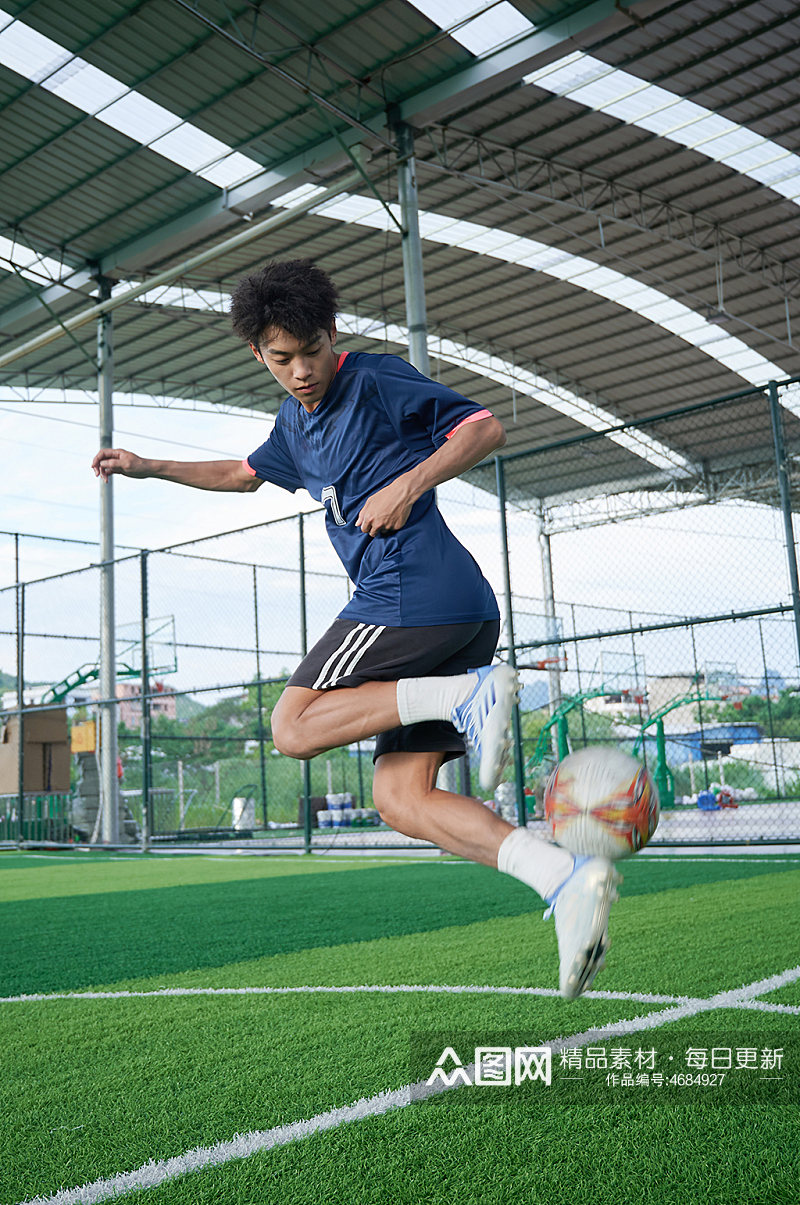 体育户外运动男生踢足球人物摄影图精修素材