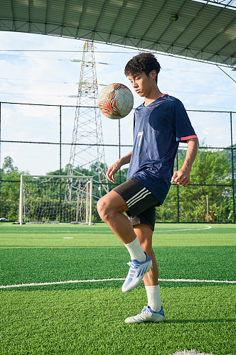 体育户外运动男生踢足球人物摄影图精修