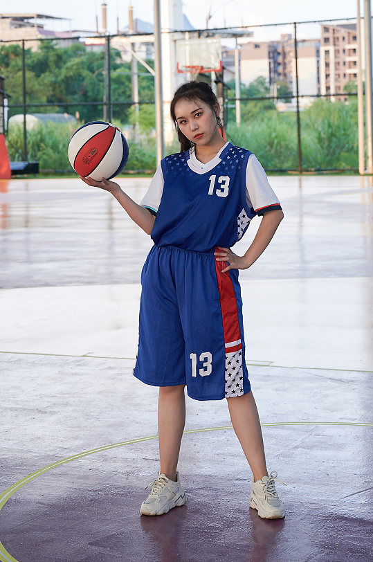 体育篮球场运动女生打篮球人物摄影图精修