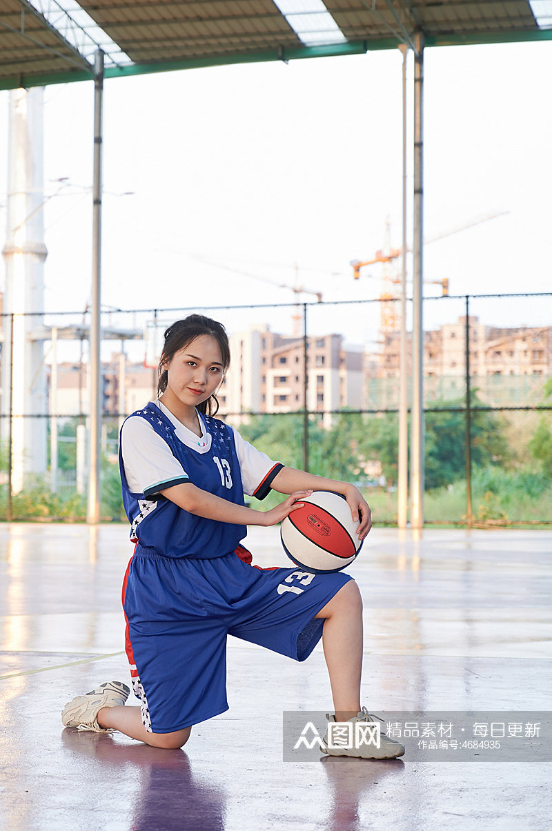 体育篮球场运动女生打篮球人物摄影图精修素材