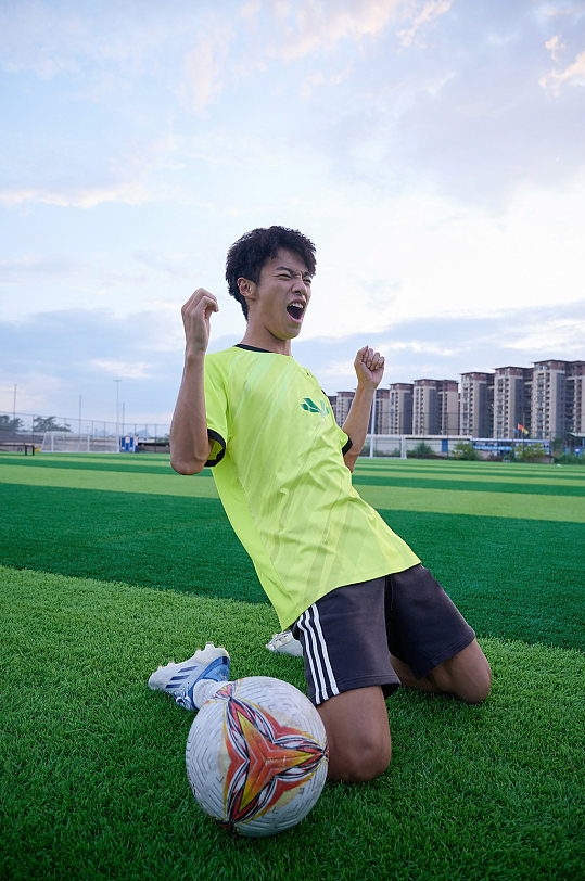 体育足球运动呐喊男生人物摄影图精修