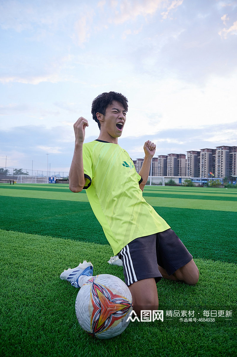 体育足球运动呐喊男生人物摄影图精修素材