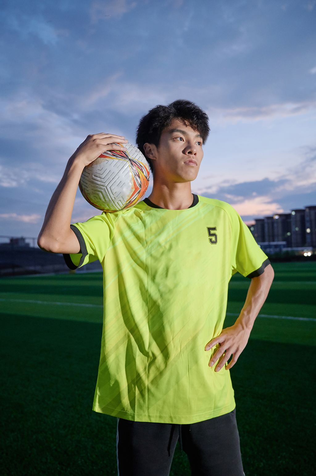 体育户外运动男生踢足球人物摄影图精修