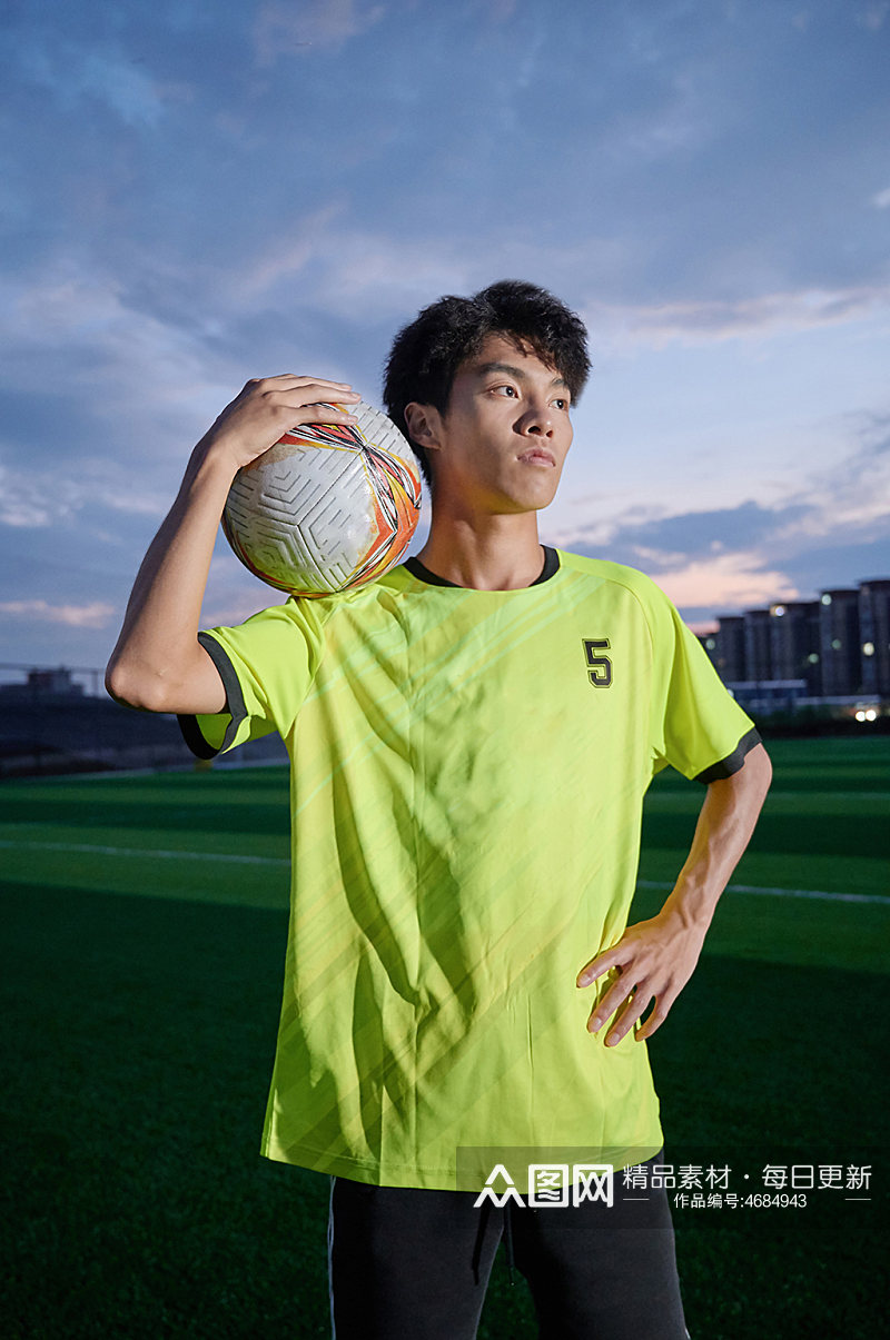 体育户外运动男生踢足球人物摄影图精修素材