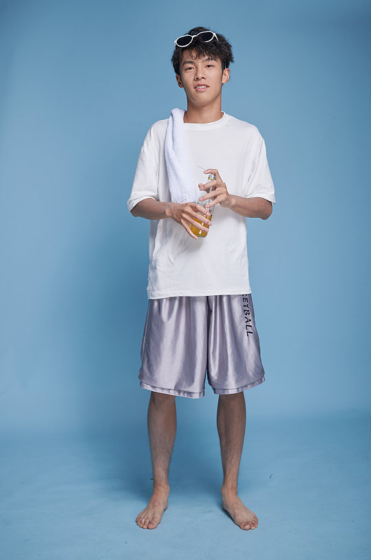 墨鏡男生運動泳裝夏日夏季人物攝影圖