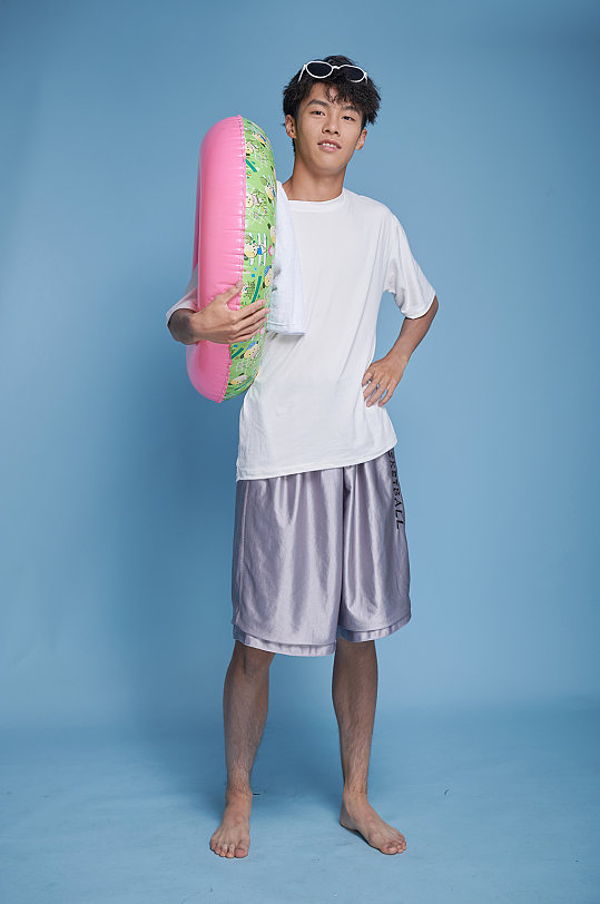 泳圈男生運動泳裝夏日夏季人物攝影圖