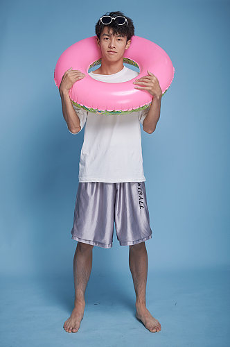 戴泳圈男生夏日夏季泳装人物摄影图