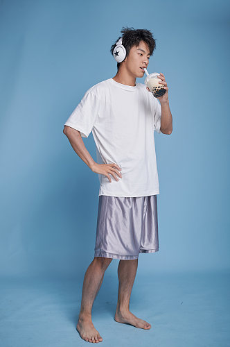 男生喝奶茶泳装夏日夏季人物摄影图
