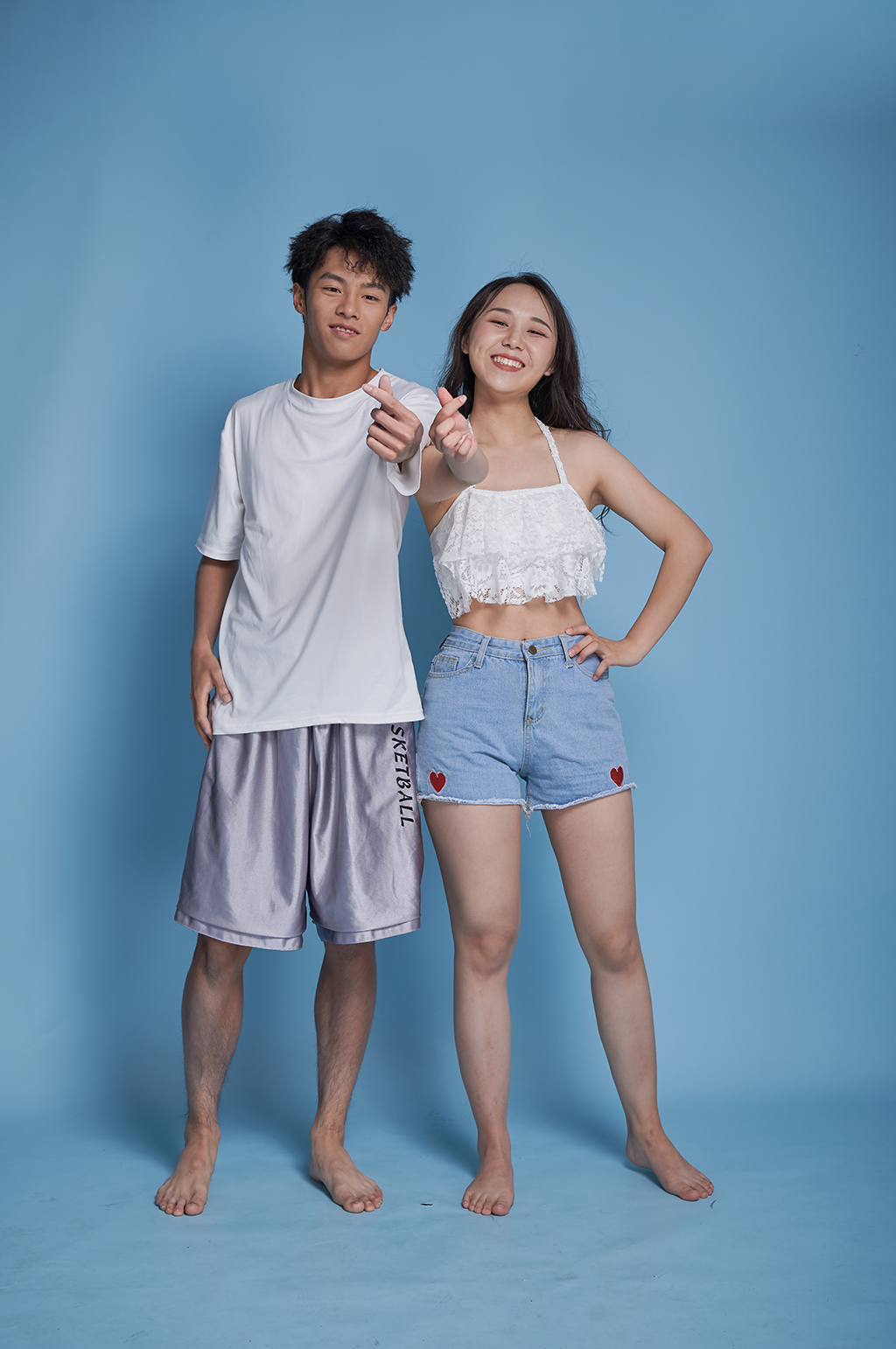 情人節(jié)情侶比心手勢(shì)泳裝夏日夏季人物攝影圖素材
