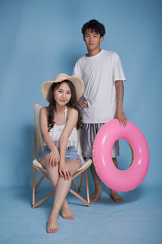 情人节情侣泳装夏日夏季海边人物摄影图