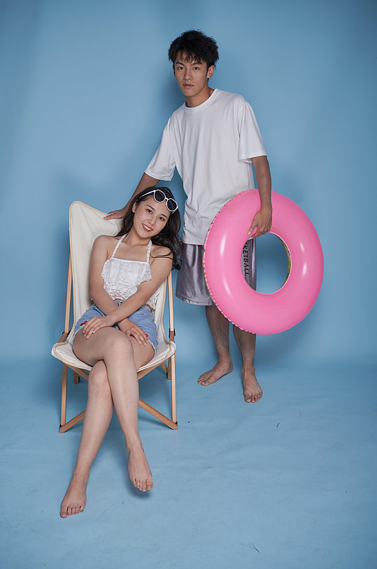 情人節(jié)情侶泳裝夏日夏季泳圈人物攝影圖