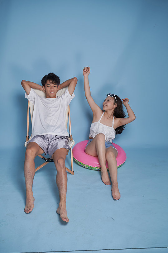 情人节情侣泳装夏日夏季泳圈人物摄影图