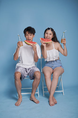 吃西瓜情人节情侣泳装夏日夏季人物摄影图