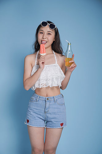 吃冰女生夏日夏季泳装人物摄影图