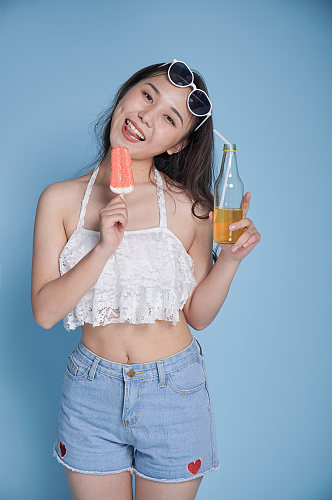 吃冰女生夏日夏季泳装人物摄影图