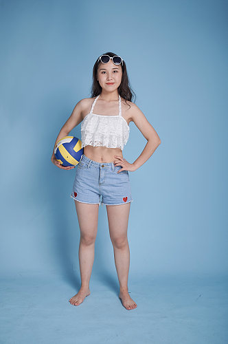 海边打排球女生夏日夏季泳装人物摄影图