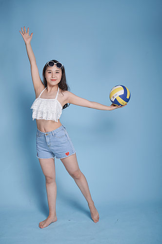 海滩排球女生夏日夏季泳装人物摄影图