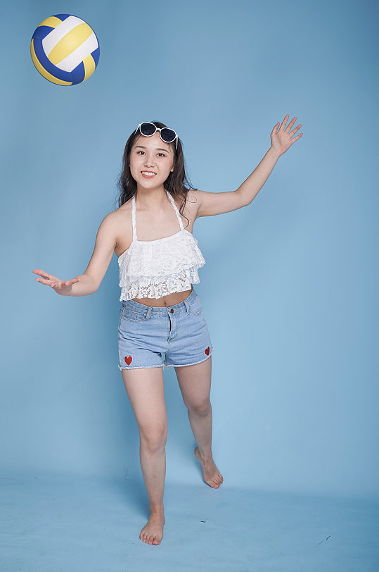 海灘排球女生夏日夏季泳裝人物攝影圖