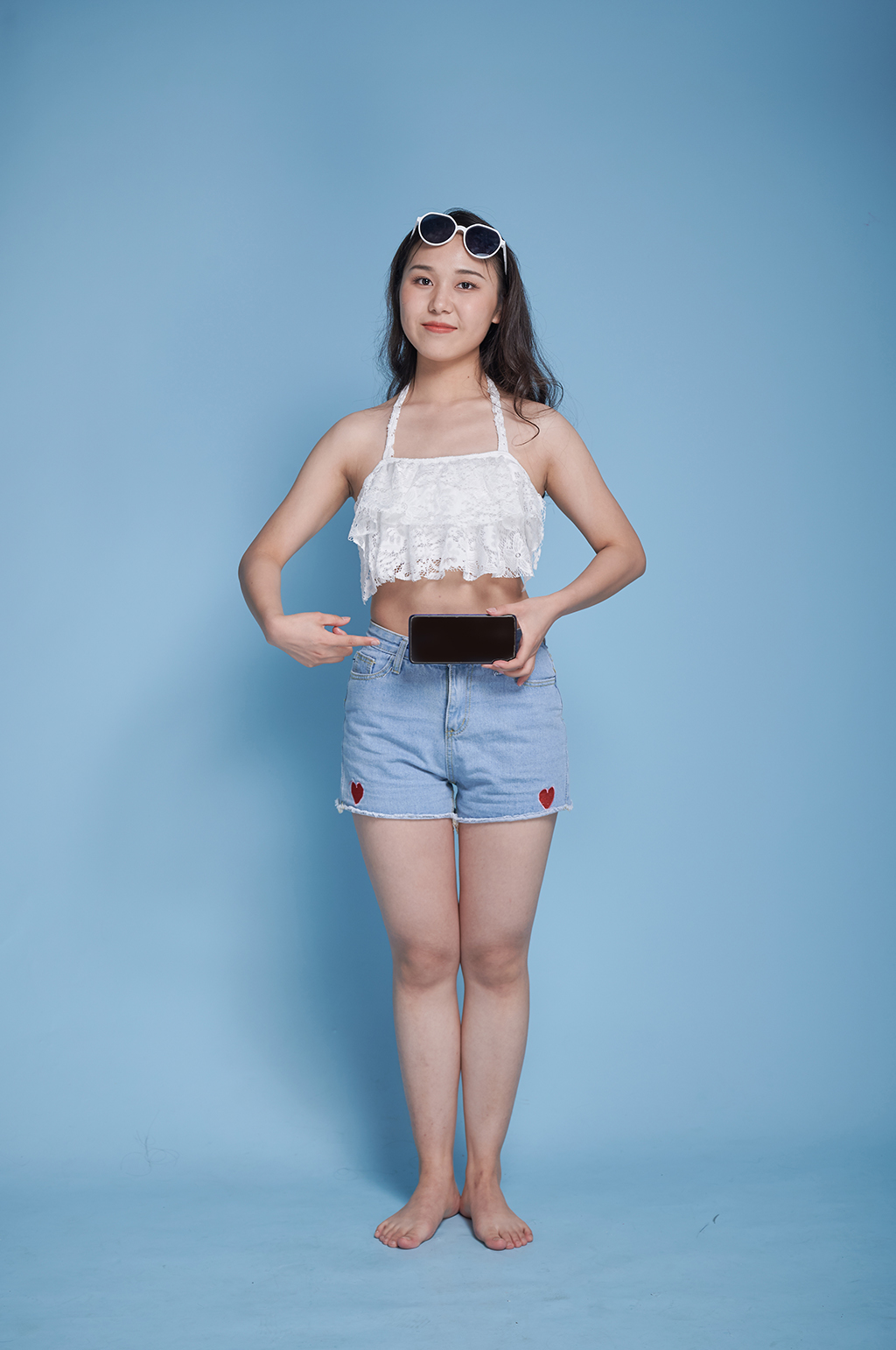 拿手機女生夏日夏季泳裝人物攝影圖素材