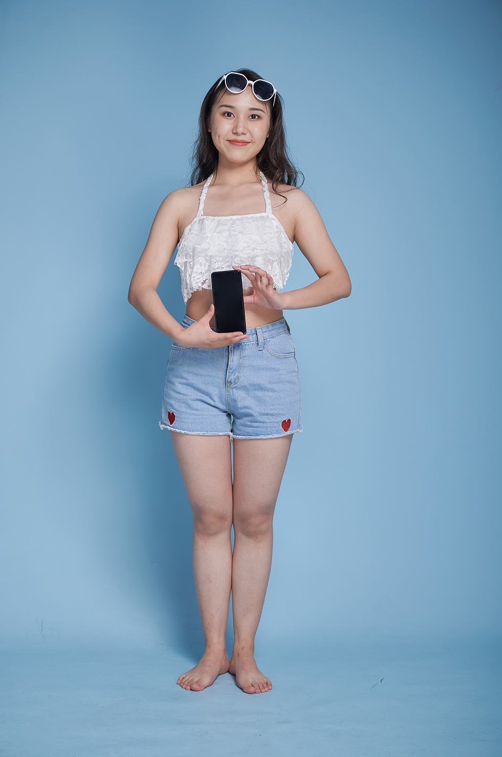 拿手機女生夏日夏季泳裝人物攝影圖素材