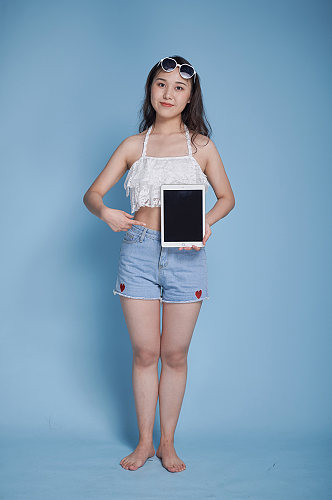 拿ipad女生夏日夏季泳装人物摄影图