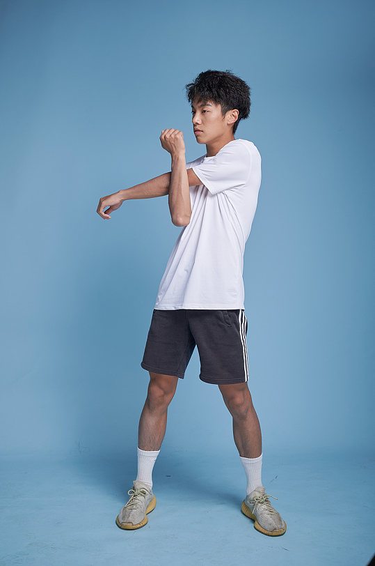 拉伸姿势体育运动男生健身人物摄影图片