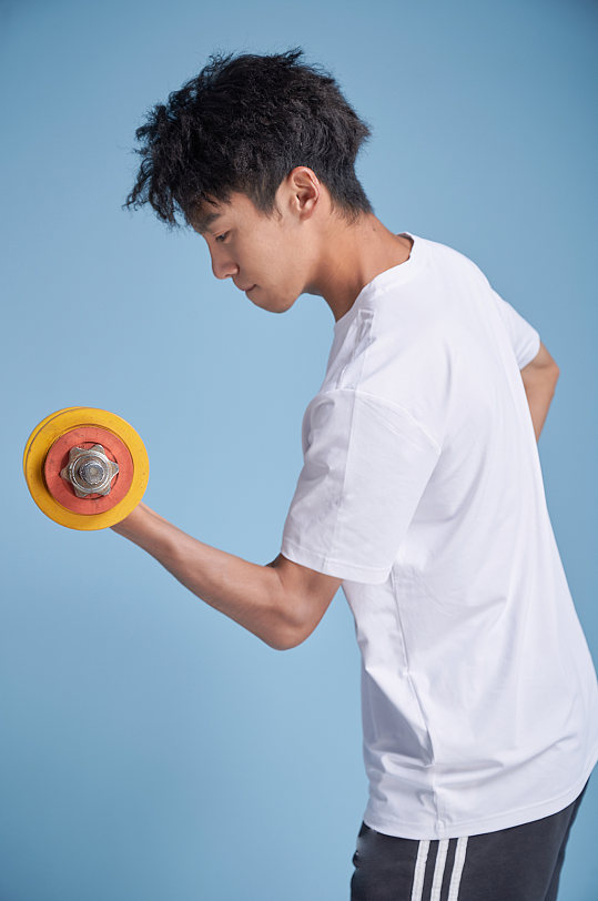 体育运动撸铁哑铃健身人物摄影图