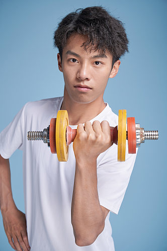 体育运动男生举哑铃撸铁健身人物摄影图